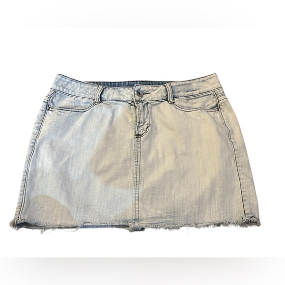 DKNY Jeans Light Wash Frayed Hem Denim Mini Skirt Size 29 - Picture 1 of 5
